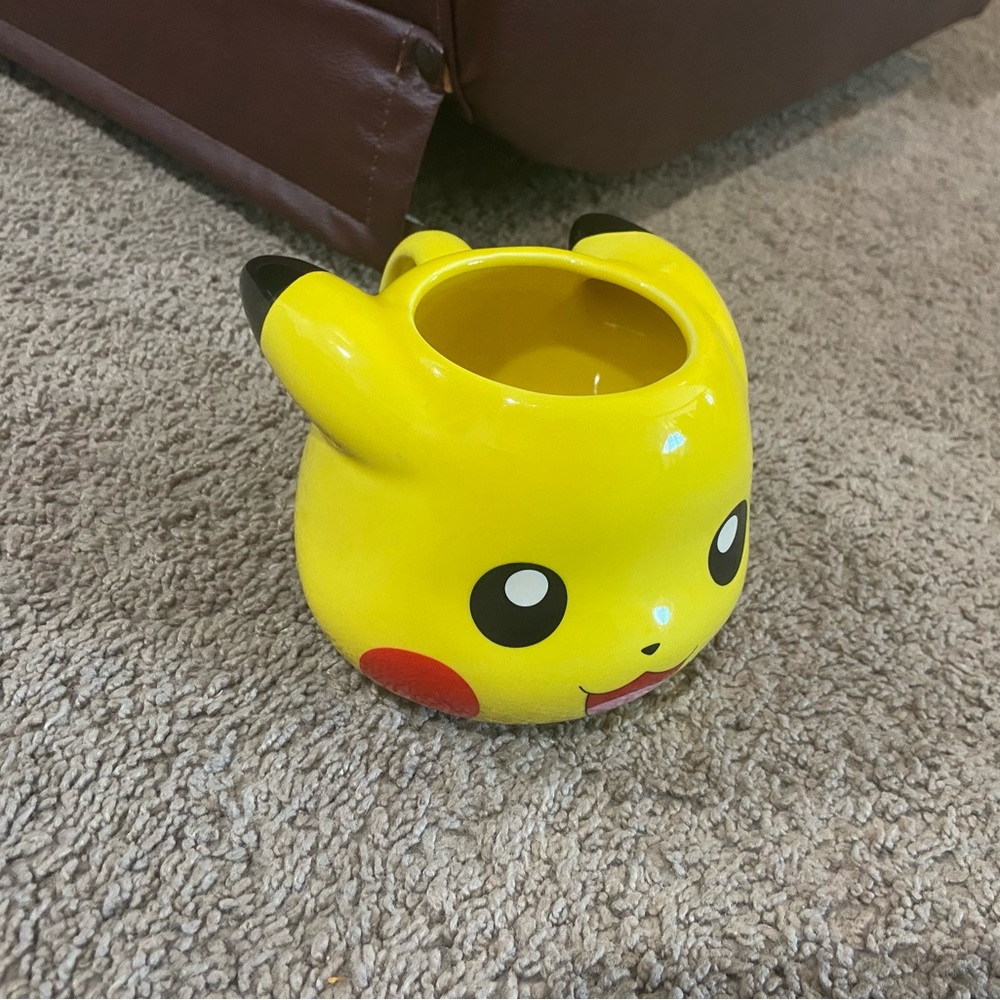 Nintendo Pokemon Pikachu Mug Silver Buffalo 3D Molded 22 oz. Ceramic Yellow 2019